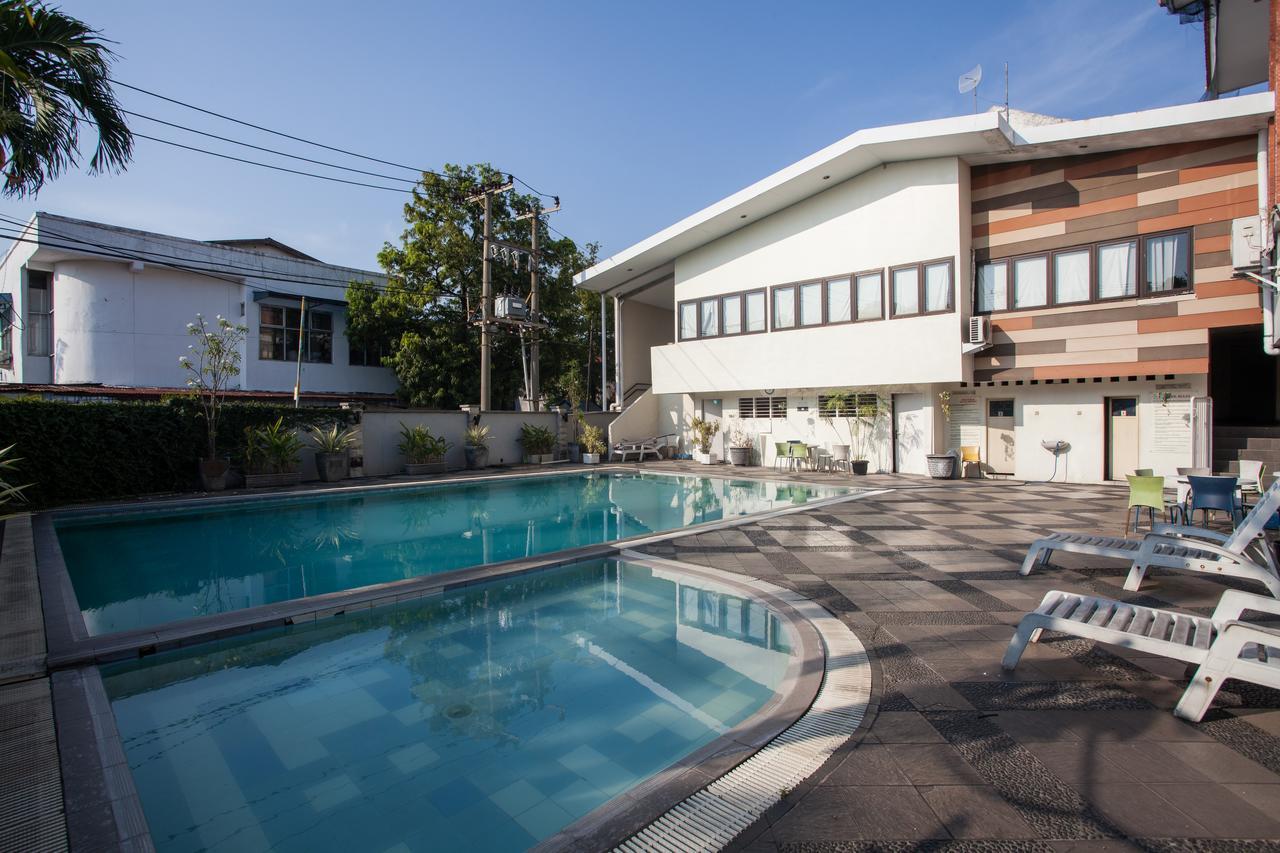 Hotel RedDoorz Premium @ Raya Nginden Wonotjolo Exterior foto