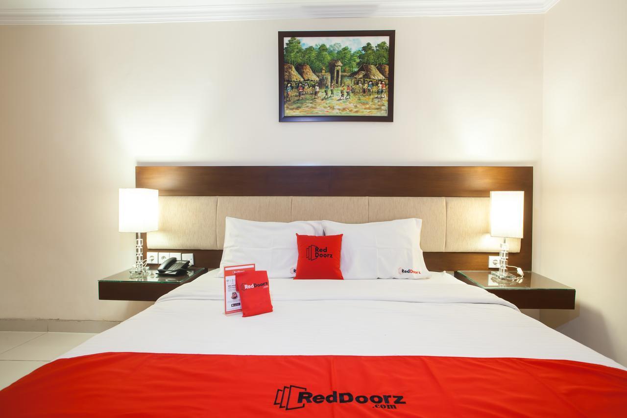 Hotel RedDoorz Premium @ Raya Nginden Wonotjolo Exterior foto
