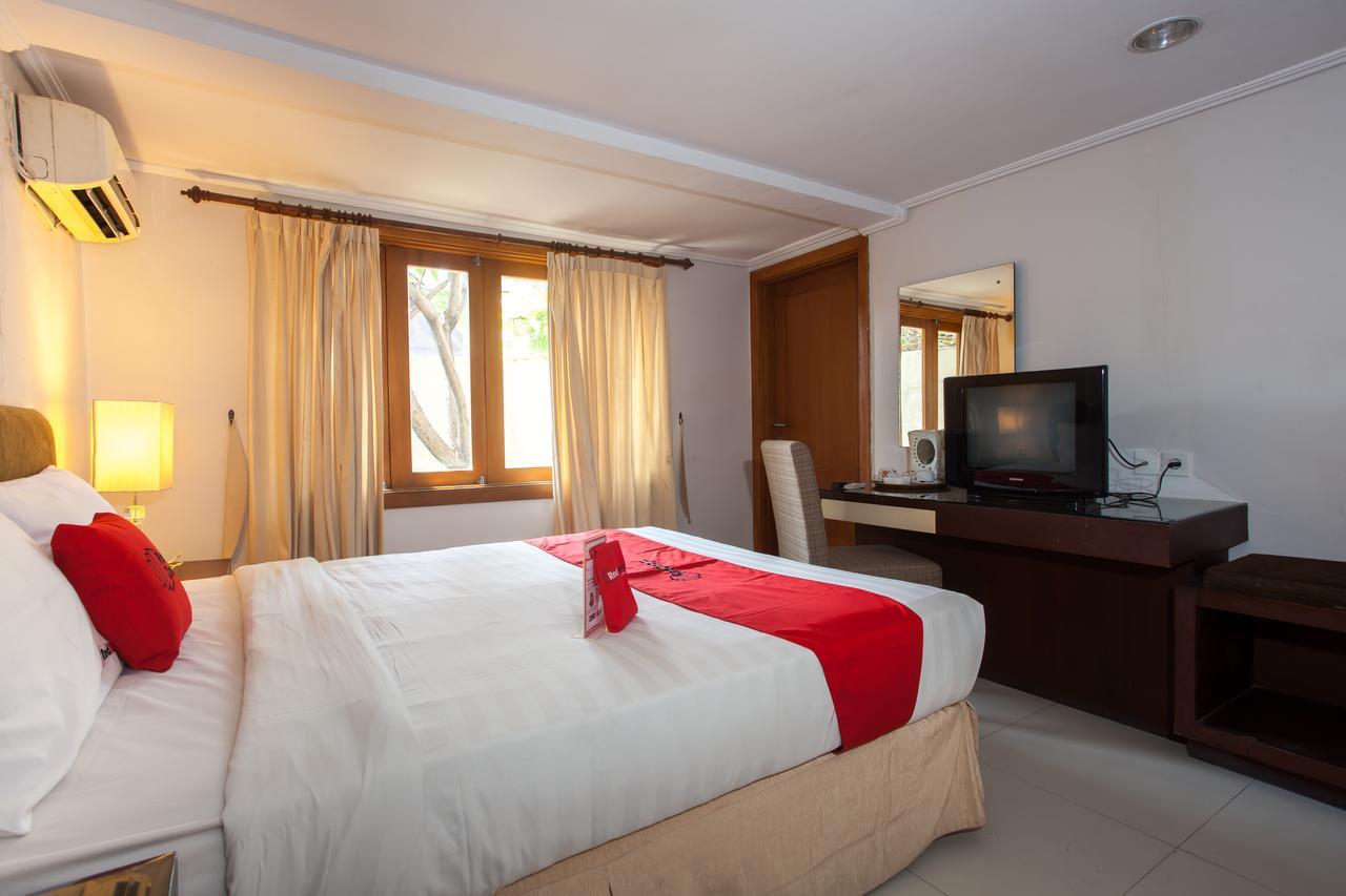 Hotel RedDoorz Premium @ Raya Nginden Wonotjolo Exterior foto