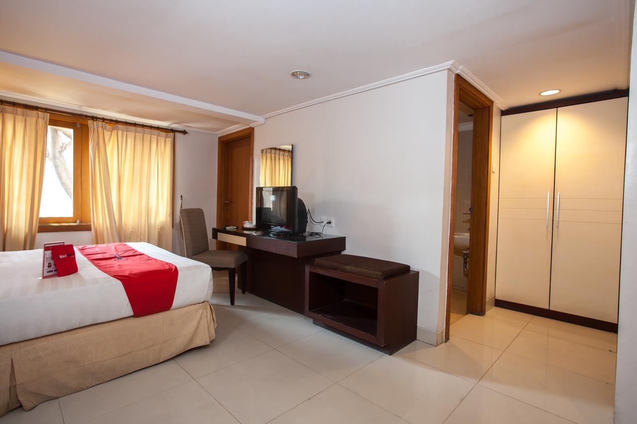 Hotel RedDoorz Premium @ Raya Nginden Wonotjolo Exterior foto
