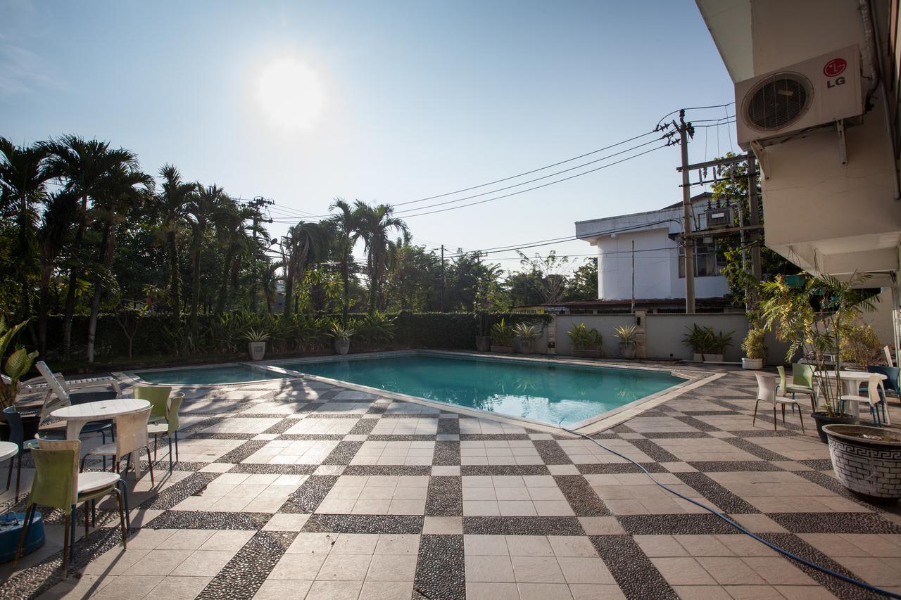 Hotel RedDoorz Premium @ Raya Nginden Wonotjolo Exterior foto