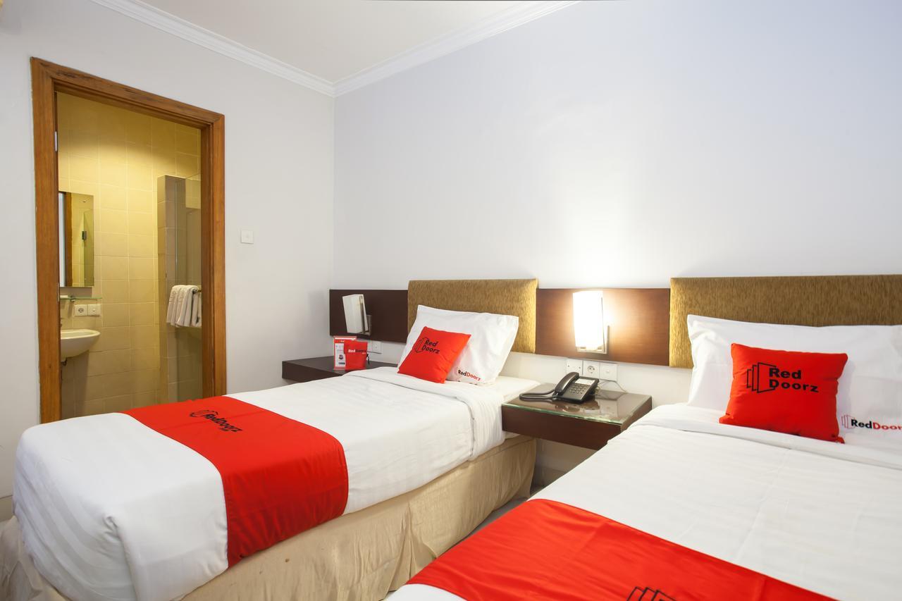 Hotel RedDoorz Premium @ Raya Nginden Wonotjolo Exterior foto