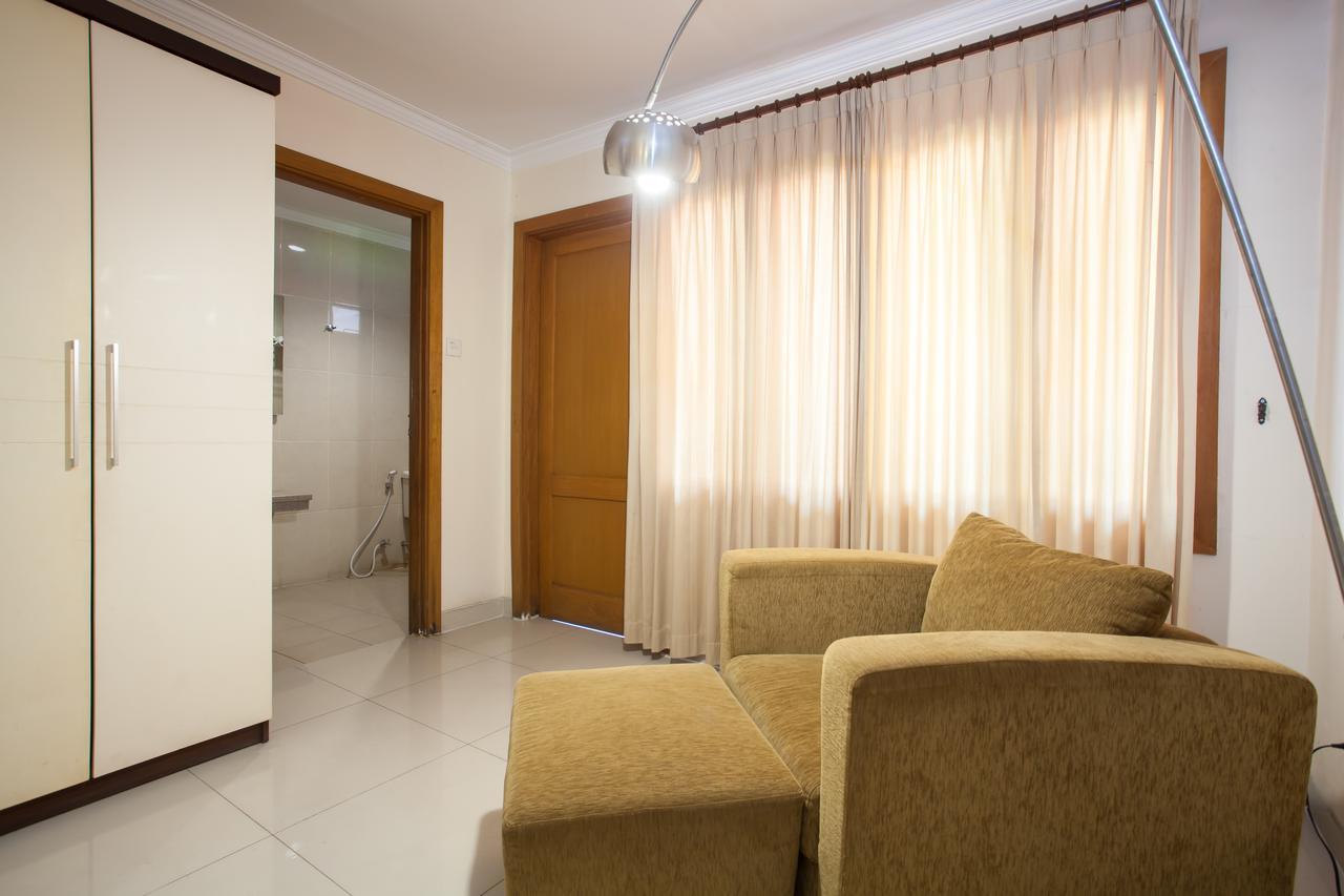 Hotel RedDoorz Premium @ Raya Nginden Wonotjolo Exterior foto