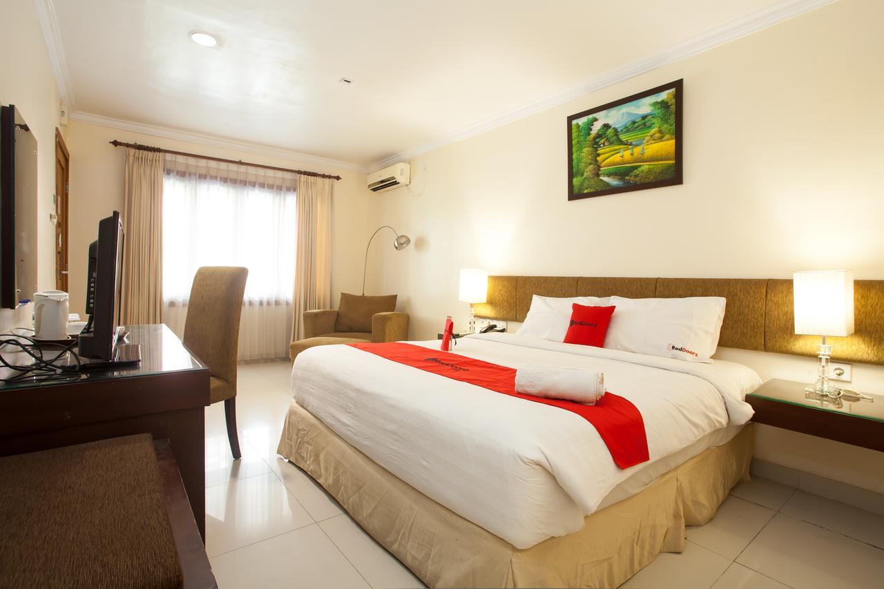 Hotel RedDoorz Premium @ Raya Nginden Wonotjolo Exterior foto