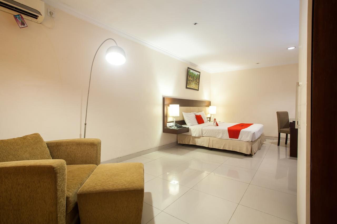 Hotel RedDoorz Premium @ Raya Nginden Wonotjolo Exterior foto