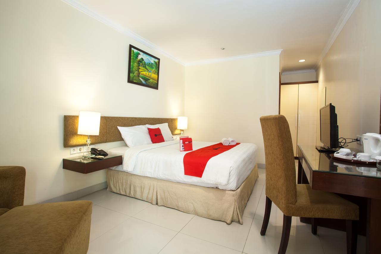 Hotel RedDoorz Premium @ Raya Nginden Wonotjolo Exterior foto