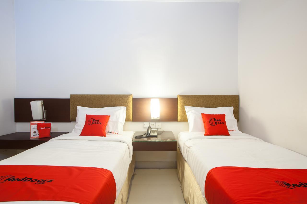 Hotel RedDoorz Premium @ Raya Nginden Wonotjolo Exterior foto