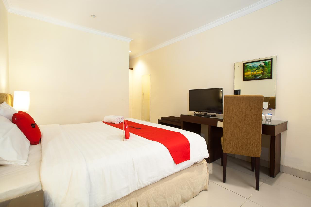 Hotel RedDoorz Premium @ Raya Nginden Wonotjolo Exterior foto