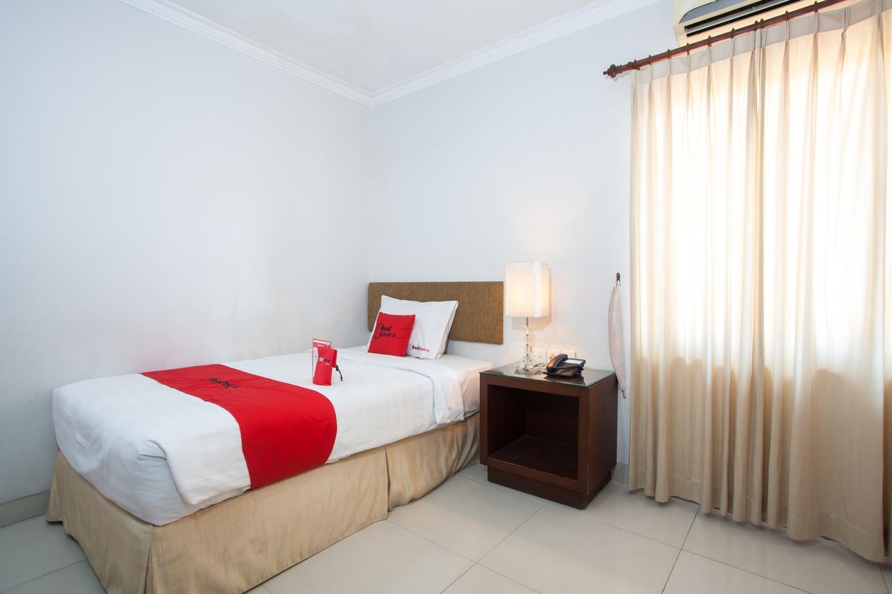 Hotel RedDoorz Premium @ Raya Nginden Wonotjolo Exterior foto