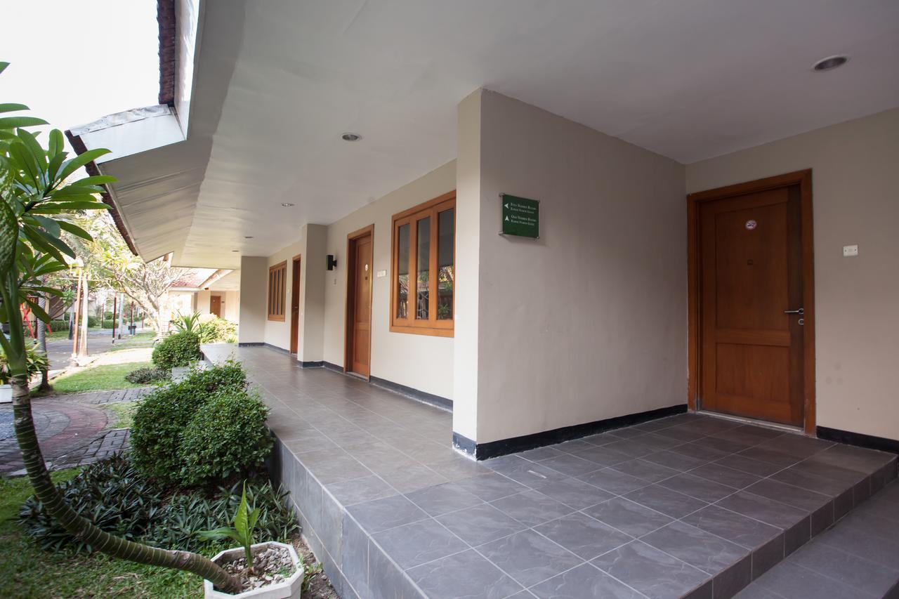 Hotel RedDoorz Premium @ Raya Nginden Wonotjolo Exterior foto