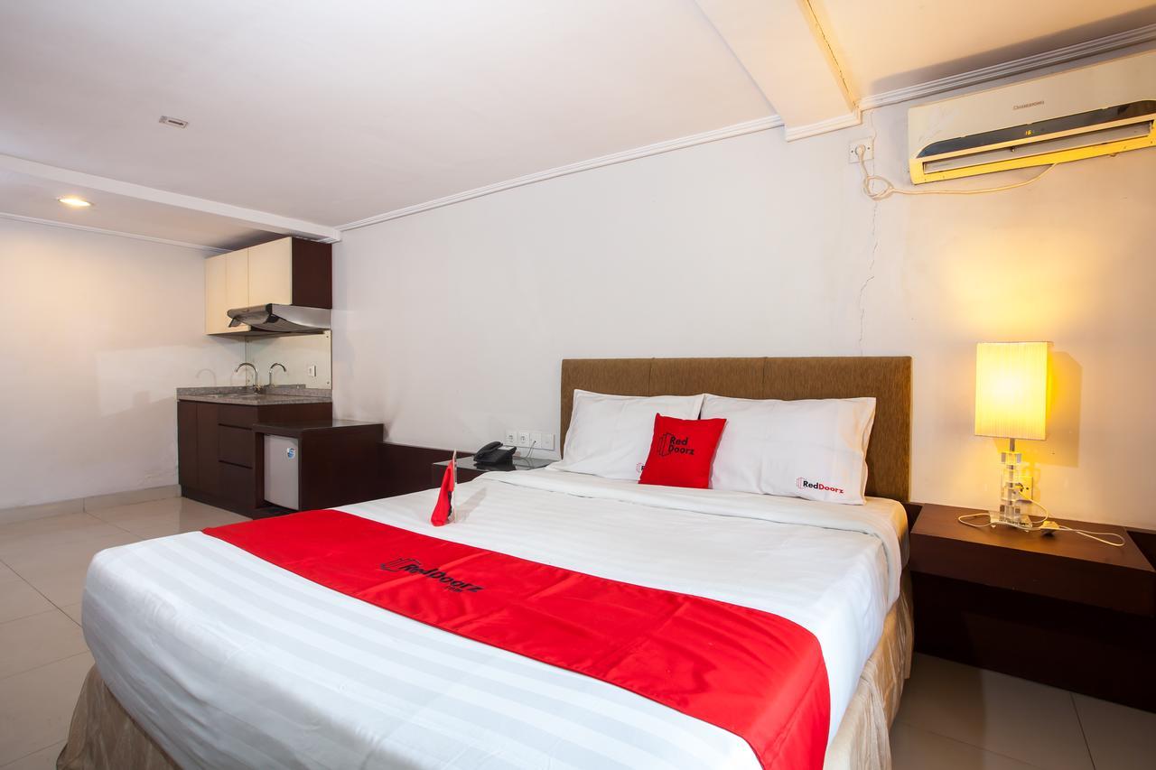 Hotel RedDoorz Premium @ Raya Nginden Wonotjolo Exterior foto