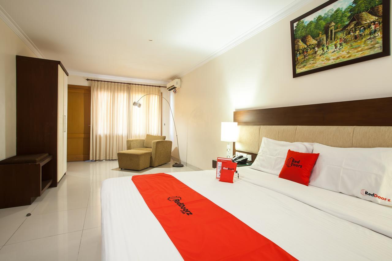 Hotel RedDoorz Premium @ Raya Nginden Wonotjolo Exterior foto