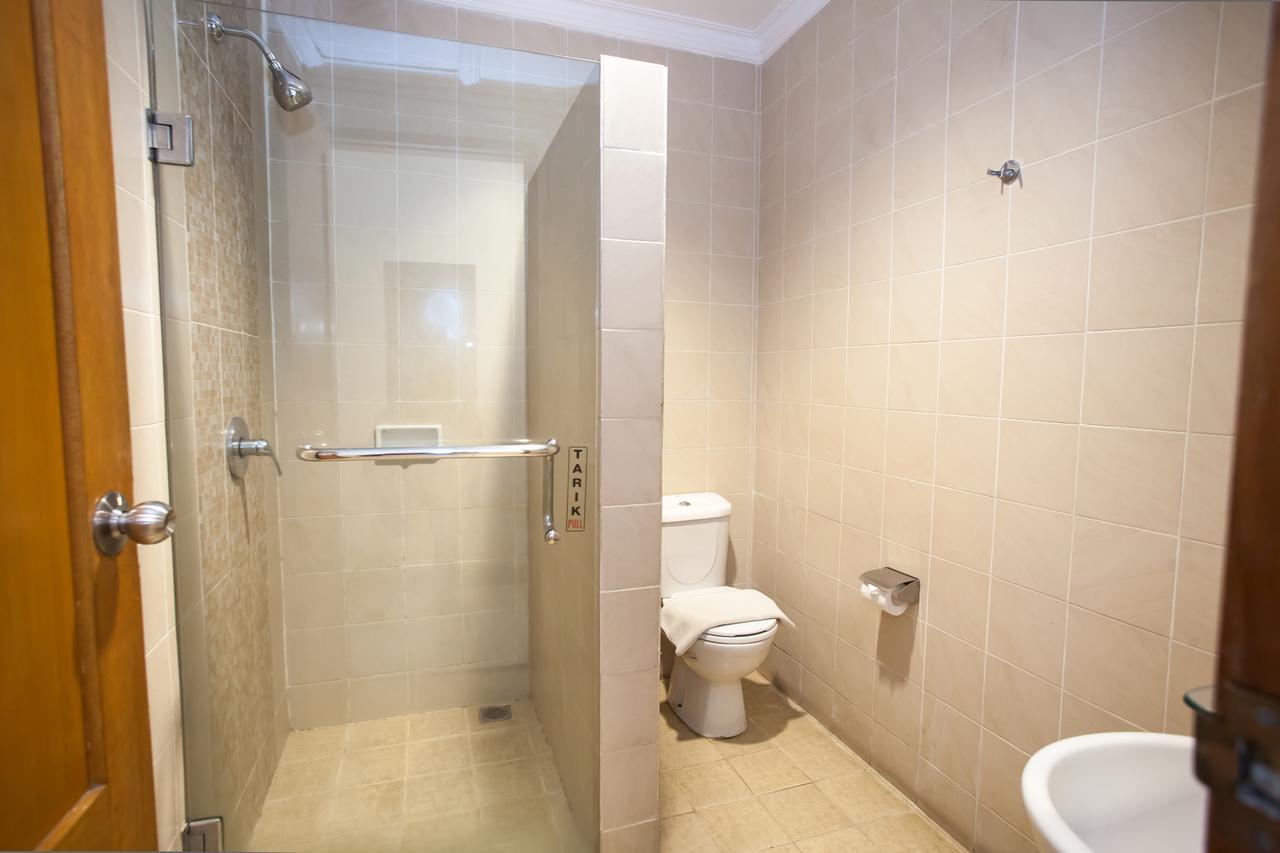Hotel RedDoorz Premium @ Raya Nginden Wonotjolo Exterior foto