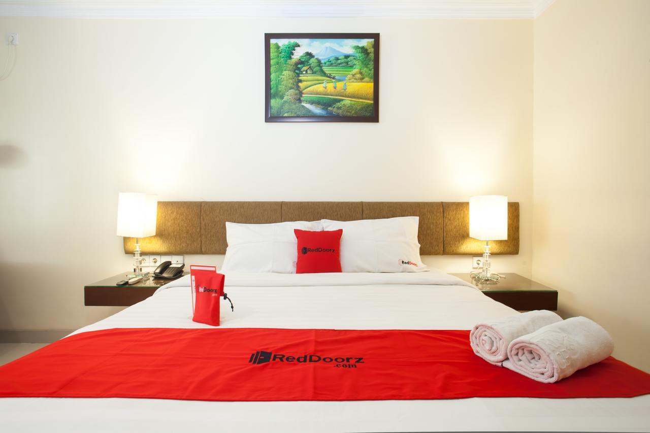 Hotel RedDoorz Premium @ Raya Nginden Wonotjolo Exterior foto