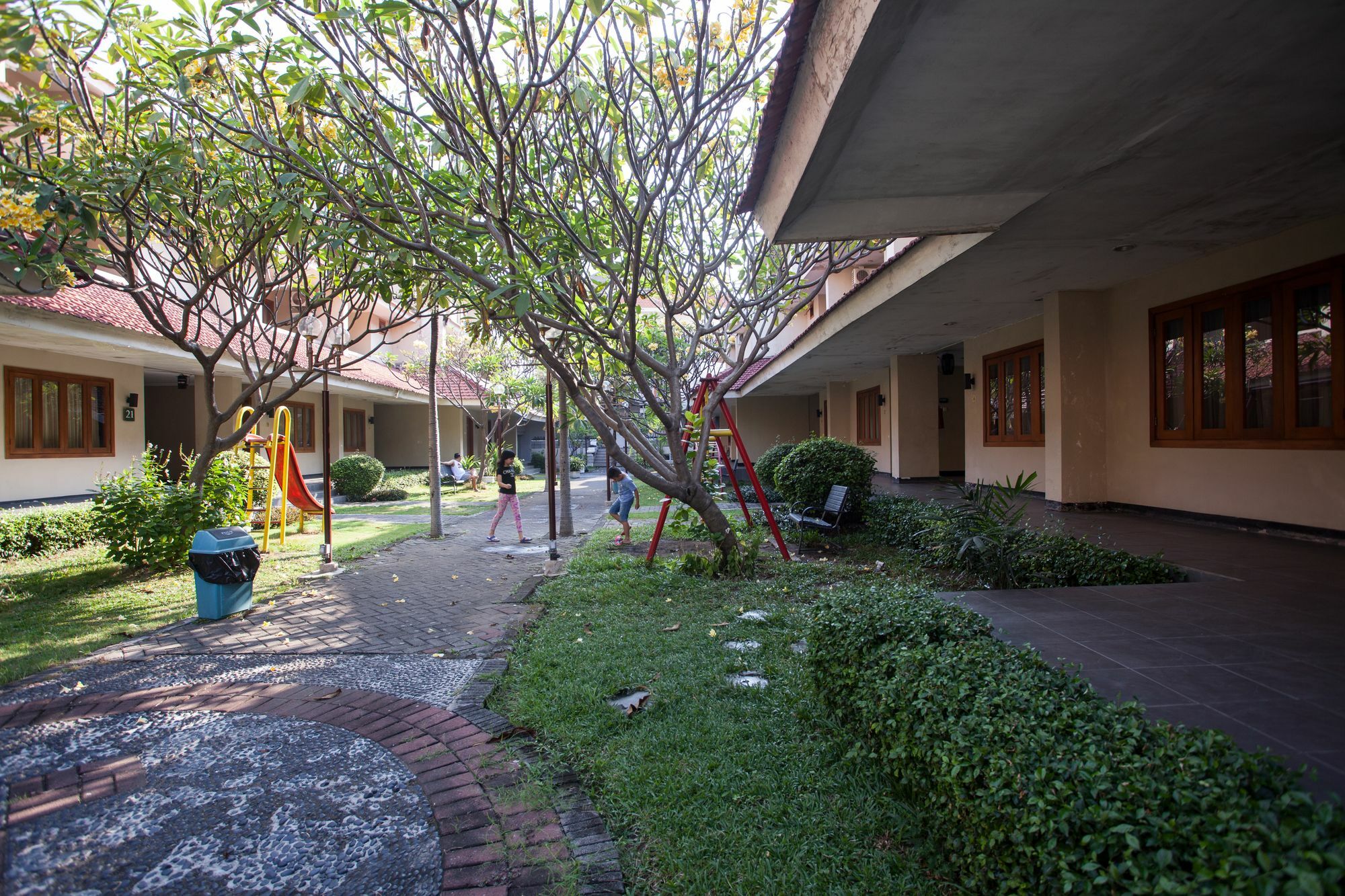 Hotel RedDoorz Premium @ Raya Nginden Wonotjolo Exterior foto